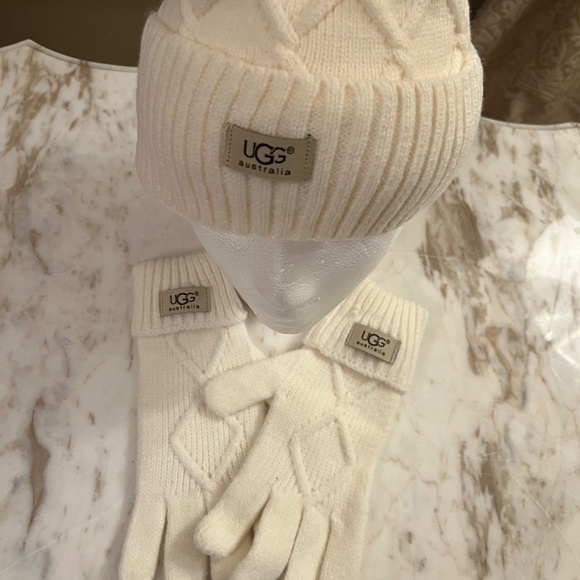 UGG CREAM BEANIE GLOVE SET NWT - Picture 3 of 12